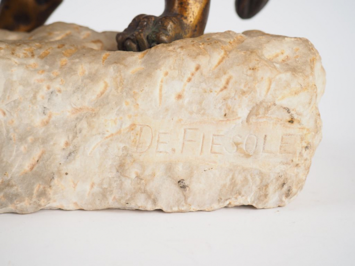 DE FIESOLE « Lion rugissant » Sculpture en marbre blanc et bronze à pa