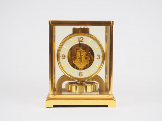 Vente aux enchères JAEGER LECOULTRE. Pendule "Atmos" dans un coffret signé de la Maison H
