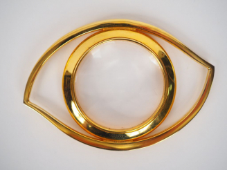Vente aux enchères 	HERMES. Loupe en forme d'œil d'horus dans son coffret.