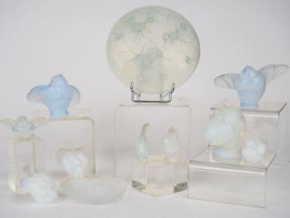 Vente aux enchères SABINO. Dix différents sujets en verre opalescent. Signés