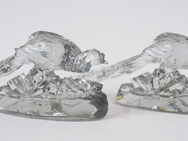 BACCARAT.  Paire de sculptures en cristal  « Faisans » estampées des C