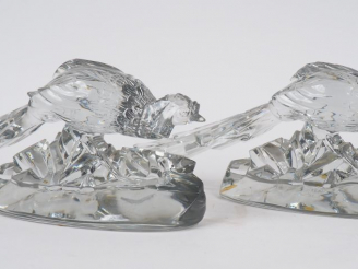 Vente aux enchères BACCARAT.  Paire de sculptures en cristal  « Faisans » estampées des C