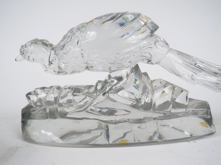 BACCARAT.  Paire de sculptures en cristal  « Faisans » estampées des C