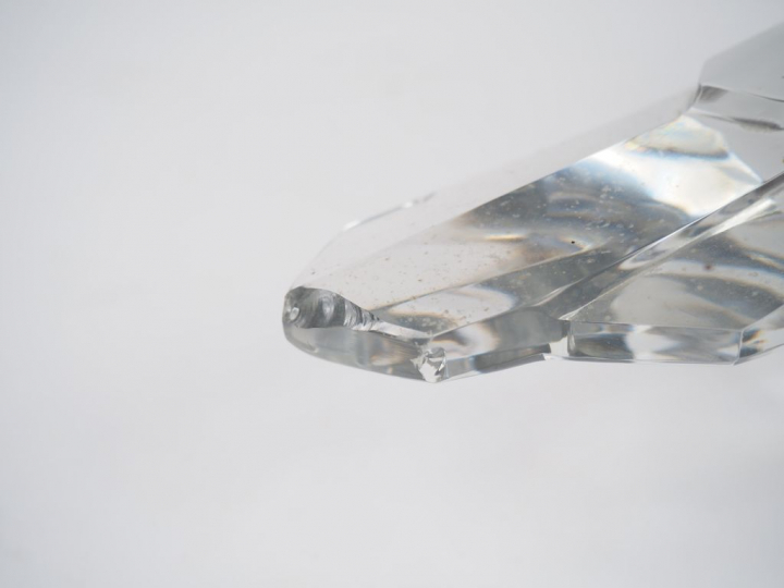 BACCARAT.  Paire de sculptures en cristal  « Faisans » estampées des C