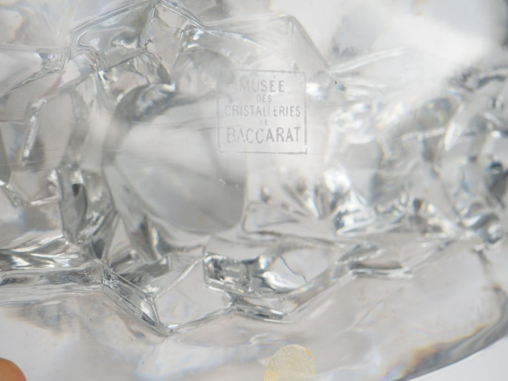 BACCARAT.  Paire de sculptures en cristal  « Faisans » estampées des C