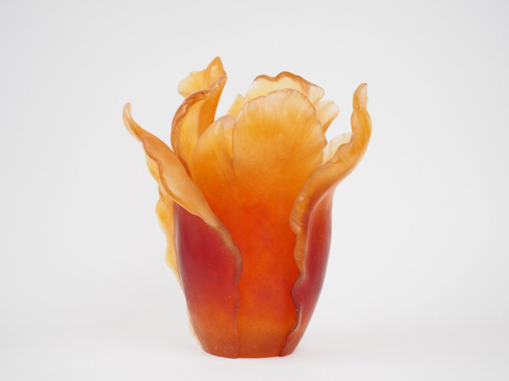 DAUM. Vase en pâte de verre orangée en forme de fleur. Signé  H. 34 cm