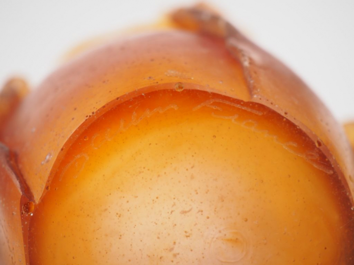 DAUM. Vase en pâte de verre orangée en forme de fleur. Signé  H. 34 cm