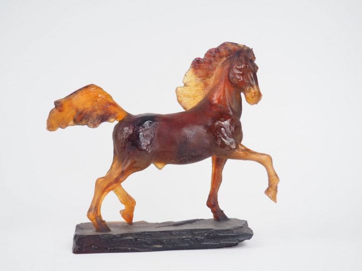 	DAUM. Sculpture en pâte de verre ambrée « Cheval ».  Signée H. 24 cm