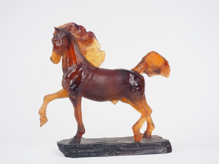 	DAUM. Sculpture en pâte de verre ambrée « Cheval ».  Signée H. 24 cm