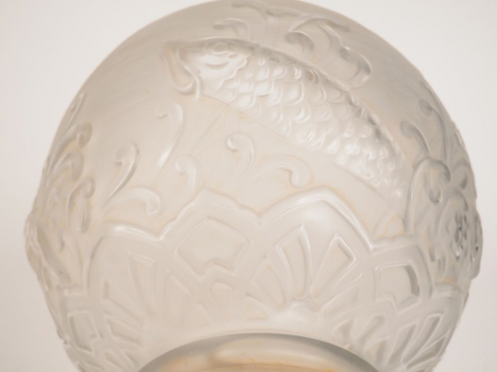 	Vase boule At  Déco en verre moulé, à décor de poissons et de plantes