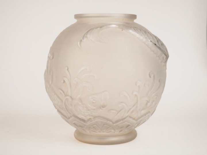 	Vase boule At  Déco en verre moulé, à décor de poissons et de plantes
