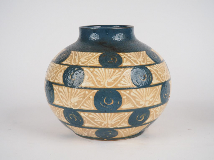 ELCHINGER FILS (Soufflenheim / Alsace). Vase Art Déco en céramique à d