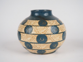 Vente aux enchères ELCHINGER FILS (Soufflenheim / Alsace). Vase Art Déco en céramique à d