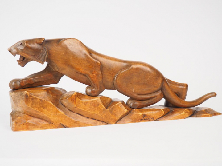 SCARPA  « Le tigre » Sujet en bois sculpté et teinté Dim. 23 x 59,5 cm