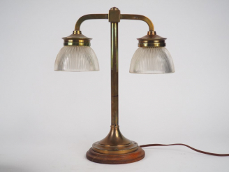 Vente aux enchères Lampe rétro en laiton et verre éclairant à deux lumières (petites égre