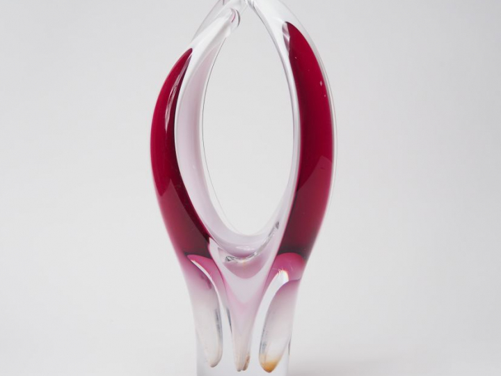 Vase coquille 1957 en verre tricolore (égrenure).