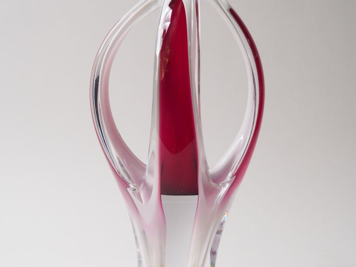 Vase coquille 1957 en verre tricolore (égrenure).