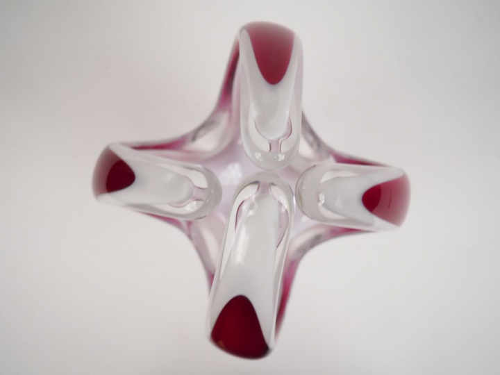 Vase coquille 1957 en verre tricolore (égrenure).