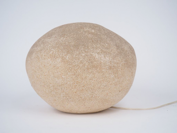 André CAZENAVE. Lampe "galet" en fibre de verre . Dim. 30 x 36 x 36 cm