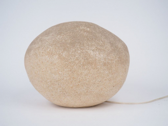 Vente aux enchères André CAZENAVE. Lampe "galet" en fibre de verre . Dim. 30 x 36 x 36 cm