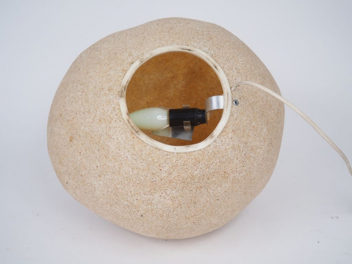 André CAZENAVE. Lampe "galet" en fibre de verre . Dim. 30 x 36 x 36 cm