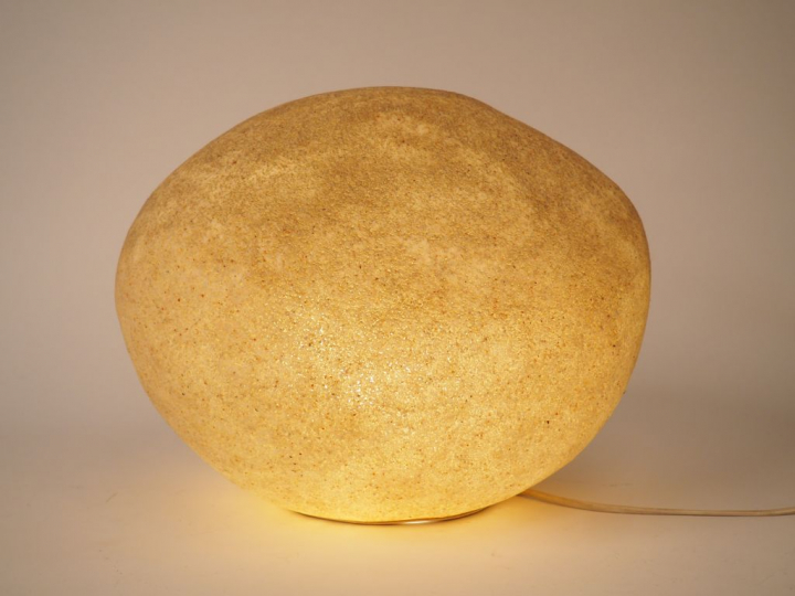 André CAZENAVE. Lampe "galet" en fibre de verre . Dim. 30 x 36 x 36 cm