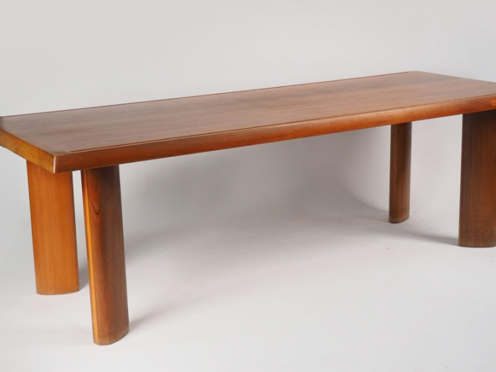 CHARLOTTE PERRIAND. Table de salle à manger à "gorges" en bois massif.