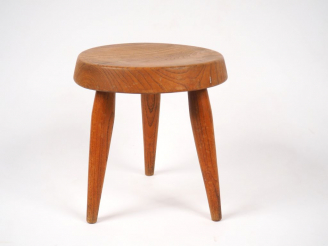 Vente aux enchères CHARLOTTE PERRIAND. Tabouret bas "Berger" en frène. (état d'usage) Dim