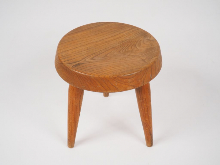 CHARLOTTE PERRIAND. Tabouret bas "Berger" en frène. (état d'usage) Dim