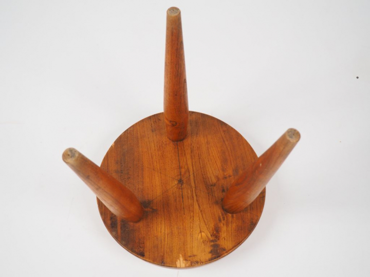 CHARLOTTE PERRIAND. Tabouret bas "Berger" en frène. (état d'usage) Dim