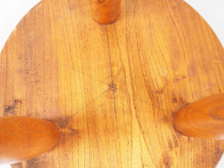 CHARLOTTE PERRIAND. Tabouret bas "Berger" en frène. (état d'usage) Dim