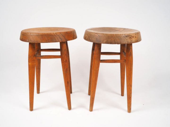 CHARLOTTE PERRIAND. Paire de tabourets hauts en frène. (état d'usage) 
