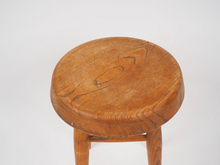 CHARLOTTE PERRIAND. Paire de tabourets hauts en frène. (état d'usage) 