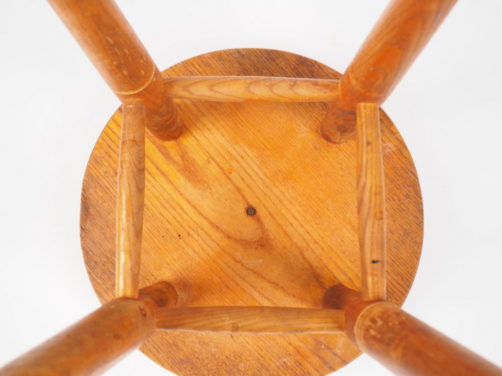 CHARLOTTE PERRIAND. Paire de tabourets hauts en frène. (état d'usage) 