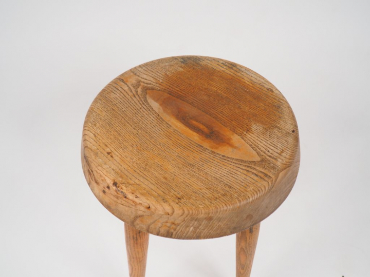 CHARLOTTE PERRIAND. Paire de tabourets hauts en frène. (état d'usage) 