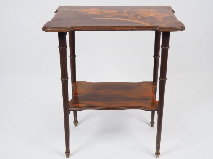 GALLE. Petite travailleuse à deux plateaux en marqueterie à décor de f