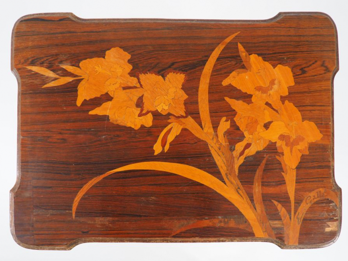 GALLE. Petite travailleuse à deux plateaux en marqueterie à décor de f