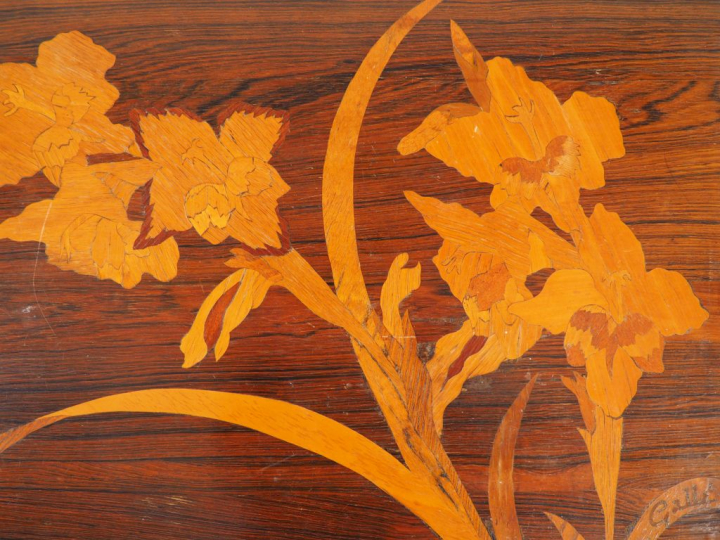 GALLE. Petite travailleuse à deux plateaux en marqueterie à décor de f