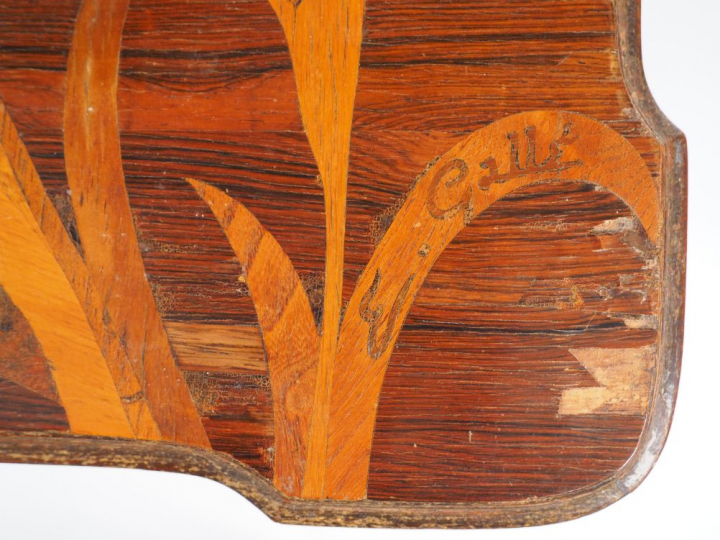 GALLE. Petite travailleuse à deux plateaux en marqueterie à décor de f