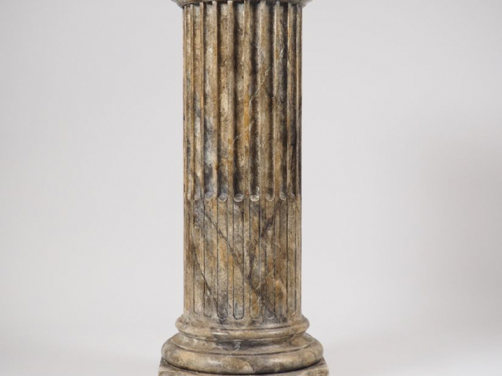 Sellette de style Louis XVI en stuc figurant une colonne tronquée en  