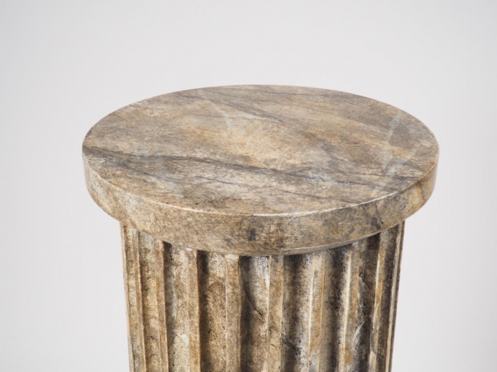 Sellette de style Louis XVI en stuc figurant une colonne tronquée en  