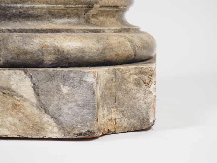 Sellette de style Louis XVI en stuc figurant une colonne tronquée en  