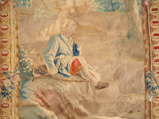 Vente aux enchères Fragment de tapisserie XVIIIème "Personnages dans un paysage". Dim. 31