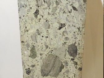 	Paire de gaines de style Empire en marbre bicolore vert et blanc.  Di