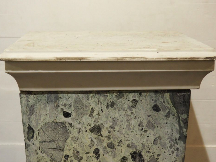 	Paire de gaines de style Empire en marbre bicolore vert et blanc.  Di