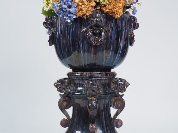 Grande jardinière 1900 en céramique polychrome à décor de mufles de li