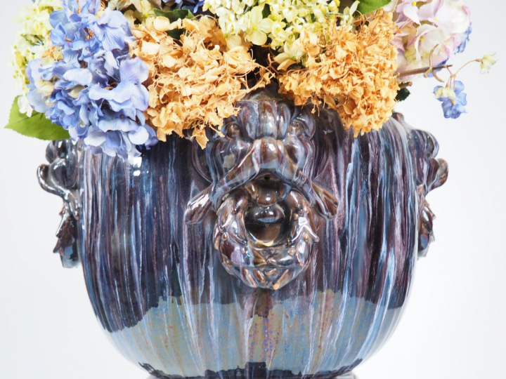 Grande jardinière 1900 en céramique polychrome à décor de mufles de li