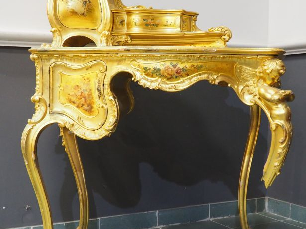 Bureau de dame de style Rocaille en bois à décor polychrome d'angelots