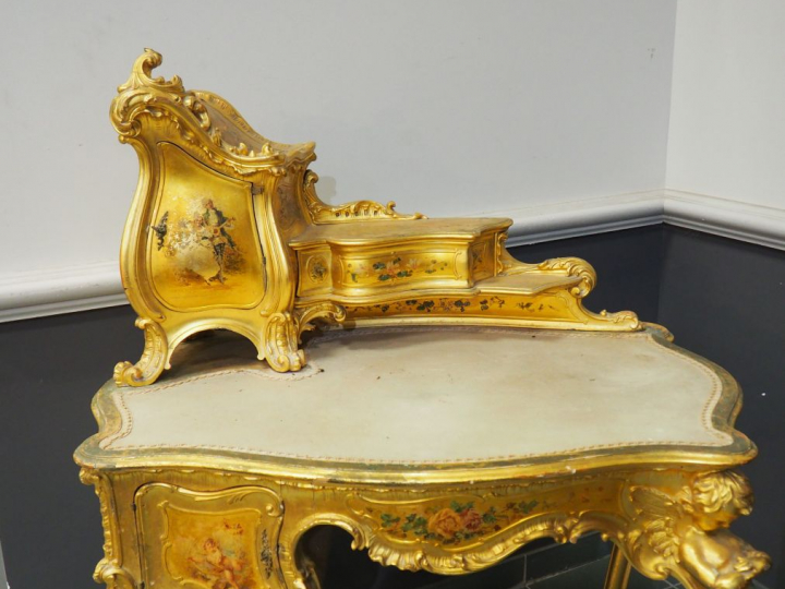 Bureau de dame de style Rocaille en bois à décor polychrome d'angelots