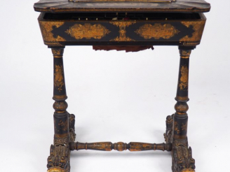 Vente aux enchères Travailleuse Napoléon III de style Extrême-Orient, décor doré sur fond